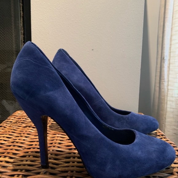 BCBG Gorgeous royal blue suede pumps, size 8.5 - Picture 2 of 6